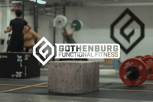 Gothenburg Functional Fitness är en ideell förening och vi var Göteborgs första riktiga CrossFit-box när vi öppnade 2009. Tio år senare – 2019 bytte vi namn och gick med i Swe3F (Svenska Förbundet för Functional Fitness), men självklart med samma träningsglädje och gemenskap som grund för vår verksamhetIstället för bekväma gymmaskiner och TV-apparater erbjuder vi fria vikter, svett och utmaningar för att du skall få maximal effekt av din träning. Det plus en oslagbar gemenskap, där du snabbt blir en del av gänget, gör GFF till det givna valet för din träning – om du frågar oss!Vårt mål är att erbjuda varje medlem en rolig, utmanande och utvecklande träning likväl som en kamratlig och inbjudande stämning i boxen!Det är flera gånger vi hört att vi är en “fritidsgård för vuxna” och flera av våra medlemmar har blivit vänner för livet – även utanför boxenHos oss är alla välkomna; gammal eller ung, stor eller liten, lång eller kort, fysmonster eller soffpotatis. Alla tränar efter sina individuella förutsättningar och vi anpassar alltid passen efter din personliga förmåga.Våra duktiga coacher brinner för att lära utHitta hit!Gothenburg Functional FitnessFlöjelbergsgatan 7B, 431 37 MölndalHär är de 15st mest sökta gymmen på GymKarta i Juli 2023Nordic Wellness Lindholmen på Lindholmsallén 20 i GöteborgSATS Gamlestaden på Gamlestadstorget 7 i GöteborgSTC Sävedalen - Göteborgsvägen 104 - GymKarta.seSTC munkebäck på Munkebäcks Allé 26 i GöteborgNordic Wellness Göteborg Kviberg Arena - GymKarta.seNordic Wellness Kungälv Kongahälla - GymKarta.seActic Lerum - Vattenpalatset på Häradsvägen 3 i Lerum&nbsp;Maximus Gym Brunnsbo på Folkvisegatan 15 i GöteborgSATS Hovås på Björklundabacken 2 i Hovås - GymKarta.seNordic Wellness Backaplan på Gustaf Dalénsgatan 13Fitness24Seven på Lergöksgatan 6 i Västra FrölundaSATS Askim (Sisjön stora) på Ekonomivägen 6 i AskimSTC på Ekenleden 10 i Kållered - GymKarta.seNordic Wellness Marklandsgatan - GymKarta.seNordic Wellness på Vasagatan 7 i Göteborg
