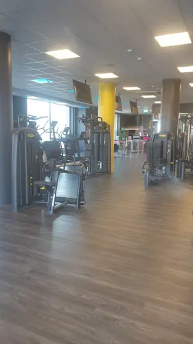 Träna på Nordic Wellness i Lundby! Gymmet är 520 kvm är utrustat med moderna redskap och maskiner för såväl styrketräning, som kondition. Vi har även bastu för dig som vill ta ett avkopplande bastubad efter din träning. Nordic Wellness - Din Bästa GymPartnerNordic Wellness är idag en av Sveriges största friskvårds-kedjor.Det ger oss unika möjligheter att ständigt utveckla våra klubbar och att ligga i framkant när det gäller utbud, kvalitet, personal och inte minst pris.Det är viktigt för oss att alla människor känner sig som hemma.Nordic Wellness erbjuder generösa lokaler med fräsch inredning, där du kan träna i en trivsam miljö.Under 2022 har vi uppdaterat klubben med nytt golv, ny belysning, ny färg och högkvalitativ tränings-gymutrustning.&nbsp;Varmt välkommen till Göteborgs främsta träningsanläggningar med gymutrustning från de världsledande varumärkena&nbsp;Technogym,&nbsp;Life Fitness,&nbsp;Precor,&nbsp;Cybex!På våra Gym erbjuder vi ett brett utbud av träningsmaskiner och redskap.Allt för att just du ska få ut det mesta av din träning.Välkommen in!