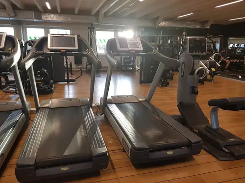 Träna med oss på Nordic Wellness Partille Mellbyvägen!Vi erbjuder ett brett utbud med&nbsp;konditionsmaskiner som bland annat trappmaskiner/löpband och fria vikter upp till 50kg,&nbsp;gymmaskiner från Technogym och Concept&nbsp;och stretchavdelning på 2 av3 våningsplan. Nordic Wellness - Din Bästa GymPartnerNordic Wellness är idag en av Sveriges största friskvårds-kedjor.Det ger oss unika möjligheter att ständigt utveckla våra klubbar och att ligga i framkant när det gäller utbud, kvalitet, personal och inte minst pris.Det är viktigt för oss att alla människor känner sig som hemma.Nordic Wellness erbjuder generösa lokaler med fräsch inredning, där du kan träna i en trivsam miljö.Varmt välkommen till Göteborgs främsta träningsanläggningar med gymutrustning från de världsledande varumärkena&nbsp;Technogym,&nbsp;Life Fitness,&nbsp;Precor,&nbsp;Cybex!På våra Gym erbjuder vi ett brett utbud av träningsmaskiner och redskap.Gruppträning&nbsp;erbjuds i flera koncept som t.ex.: BODYPUMP®, CXWORX® från världsledande tränings-leverantören LES MILLS® men vi har även även Booty Move, Cardiowalking, Yoga, Cykel, Crosscage med mera.Gör din träning mer effektiv och målinriktad med vår personliga tränare, kontakta klubben för mer information.Välkommen till oss för en positiv träningsupplevelse.