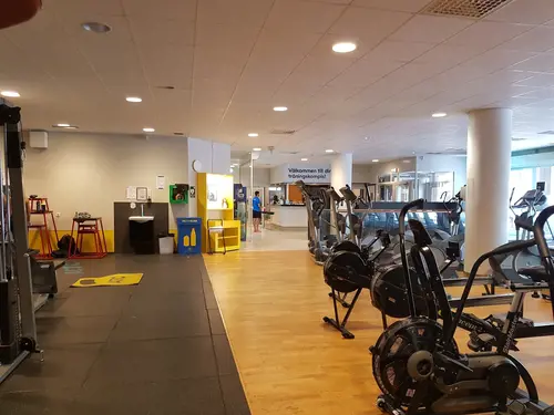 Därför ska du träna hos Actic Södertälje CitySom en av Sveriges ledande gymkedjor har vi jobbat med träning i över 40 årVi har ett brett erbjudande av inspirerande träning på 110 gym och 50 bad från Luleå i norr till Malmö i söder.Hos oss träffar du vänlig och kunnig personal och gymmar i fräscha lokaler. Du kan träna gruppträning både inomhus och utomhus och självklart är du också välkommen att simma och bada hos oss!110 GYM ÖVER HELA SVERIGE50 BAD I DIREKT ANSLUTNING TILL VÅRA GYMINSPIRERANDE OCH EFFEKTIV GRUPPTRÄNINGONLINEPASS I ACTIC APPENVECKORS DIGITAL TRÄNINGSSTART MED COACHGENERÖSA ÖPPETTIDERSKRÄDDARSY DITT MEDLEMSKAPHitta ditt Actic gym nära digMed över 115 gym runt om i Sverige finns det många möjligheter till träning, ange namnet på det gym eller den stad som du vill träna på nedan så hittar du den information du behöver.Träna i gymmet, testa på gruppträningspass, simma i badet eller kontakta oss så kan vi hjälpa dig att hitta den träning som passar dig!GruppträningDet är roligare att träna tillsammans!För dig som gillar att träna i grupp med en peppande instruktör till inspirerande musik rekommenderar vi gruppträning.Mer än hälften av våra anläggningar erbjuder gruppträning!Boka passDu hittar aktuella scheman för alla gruppträningspass på Mina Sidor eller på ditt gym.Du bokar enkelt dina gruppträningspass i vår Actic app eller på Mina Sidor.Bokningsreglerna hittar du här.Träna på gym och få upp din styrka!Varför ska du träna styrketräning? Nedan får du några exempel på vilka fördelar du får genom att träna styrka på gym med oss:&nbsp;En starkare kropp avlastar kroppens leder.Skelettets hållfasthet förbättras och bentätheten ökar, något som motverkar risken att drabbas av benskörhet.Ämnesomsättningen ökar, vilket är bra om du vill gå ner eller hålla din vikt.Muskulära obalanser tränas bort och ger en bättre hållning.Du kommer att få en bättre hållning vid stärkande av core.Du kommer lättare kunna lyfta dina barn eller barnbarn, bära hem kassarna från mataffären&nbsp; och förhoppningsvis även känna dig starkare!Träna styrka med säker och effektiv träningHos oss på Actic hittar du alltid instruktörer ute i lokalen som ger råd och tips kring hur du kan träna styrketräning på gym.Vi visar hur övningar kan genomföras för att undvika skador och berättar hur du kan undvika vanliga fel i din träning – allt för att du ska få ut maximalt av din träning, nå dina mål och bygga muskler.Lycka till med din styrketräning!30 minuter räcker!På Actic tränar vi enligt träningsmetoden HIT (högintensitetsträning), vilket innebär att du på endast 30 minuter ger din kropp tillräcklig träning för att utvecklas.Genom att träna på gym och köra ett set med 8-12 repetitioner i varje maskin med mycket kort vila mellan maskinerna hinner du träna hela kroppen på endast 30 minuter.Vår rekommendation är 2-3 träningspass på gymmet i veckan.Då hinner du både stimulera muskeltillväxten och få tid till återhämtning mellan passen.Här är de 15st mest sökta gymmen på GymKarta i Juli 2023Nordic Wellness Lindholmen på Lindholmsallén 20 i GöteborgSATS Gamlestaden på Gamlestadstorget 7 i GöteborgSTC Sävedalen - Göteborgsvägen 104 - GymKarta.seSTC munkebäck på Munkebäcks Allé 26 i GöteborgNordic Wellness Göteborg Kviberg Arena - GymKarta.seNordic Wellness Kungälv Kongahälla - GymKarta.seActic Lerum - Vattenpalatset på Häradsvägen 3 i Lerum&nbsp;Maximus Gym Brunnsbo på Folkvisegatan 15 i GöteborgSATS Hovås på Björklundabacken 2 i Hovås - GymKarta.seNordic Wellness Backaplan på Gustaf Dalénsgatan 13Fitness24Seven på Lergöksgatan 6 i Västra FrölundaSATS Askim (Sisjön stora) på Ekonomivägen 6 i AskimSTC på Ekenleden 10 i Kållered - GymKarta.seNordic Wellness Marklandsgatan - GymKarta.seNordic Wellness på Vasagatan 7 i Göteborg