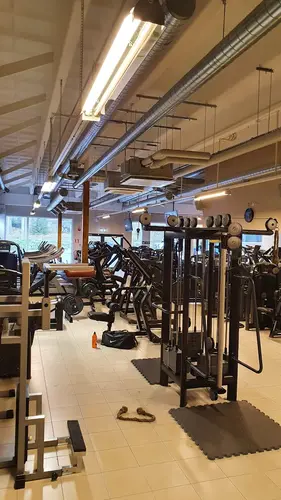 Därför ska du träna hos Actic VendelsöSom en av Sveriges ledande gymkedjor har vi jobbat med träning i över 40 årVi har ett brett erbjudande av inspirerande träning på 110 gym och 50 bad från Luleå i norr till Malmö i söder.Hos oss träffar du vänlig och kunnig personal och gymmar i fräscha lokaler. Du kan träna gruppträning både inomhus och utomhus och självklart är du också välkommen att simma och bada hos oss!110 GYM ÖVER HELA SVERIGE50 BAD I DIREKT ANSLUTNING TILL VÅRA GYMINSPIRERANDE OCH EFFEKTIV GRUPPTRÄNINGONLINEPASS I ACTIC APPENVECKORS DIGITAL TRÄNINGSSTART MED COACHGENERÖSA ÖPPETTIDERSKRÄDDARSY DITT MEDLEMSKAPHitta ditt Actic gym nära digMed över 115 gym runt om i Sverige finns det många möjligheter till träning, ange namnet på det gym eller den stad som du vill träna på nedan så hittar du den information du behöver.Träna i gymmet, testa på gruppträningspass, simma i badet eller kontakta oss så kan vi hjälpa dig att hitta den träning som passar dig!GruppträningDet är roligare att träna tillsammans!För dig som gillar att träna i grupp med en peppande instruktör till inspirerande musik rekommenderar vi gruppträning.Mer än hälften av våra anläggningar erbjuder gruppträning!Boka passDu hittar aktuella scheman för alla gruppträningspass på Mina Sidor eller på ditt gym.Du bokar enkelt dina gruppträningspass i vår Actic app eller på Mina Sidor.Bokningsreglerna hittar du här.Träna på gym och få upp din styrka!Varför ska du träna styrketräning? Nedan får du några exempel på vilka fördelar du får genom att träna styrka på gym med oss:En starkare kropp avlastar kroppens leder.Skelettets hållfasthet förbättras och bentätheten ökar, något som motverkar risken att drabbas av benskörhet.Ämnesomsättningen ökar, vilket är bra om du vill gå ner eller hålla din vikt.Muskulära obalanser tränas bort och ger en bättre hållning.Du kommer att få en bättre hållning vid stärkande av core.Du kommer lättare kunna lyfta dina barn eller barnbarn, bära hem kassarna från mataffären&nbsp; och förhoppningsvis även känna dig starkare!Träna styrka med säker och effektiv träningHos oss på Actic hittar du alltid instruktörer ute i lokalen som ger råd och tips kring hur du kan träna styrketräning på gym.Vi visar hur övningar kan genomföras för att undvika skador och berättar hur du kan undvika vanliga fel i din träning – allt för att du ska få ut maximalt av din träning, nå dina mål och bygga muskler.Lycka till med din styrketräning!30 minuter räcker!På Actic tränar vi enligt träningsmetoden HIT (högintensitetsträning), vilket innebär att du på endast 30 minuter ger din kropp tillräcklig träning för att utvecklas.Genom att träna på gym och köra ett set med 8-12 repetitioner i varje maskin med mycket kort vila mellan maskinerna hinner du träna hela kroppen på endast 30 minuter.Vår rekommendation är 2-3 träningspass på gymmet i veckan.Då hinner du både stimulera muskeltillväxten och få tid till återhämtning mellan passen.