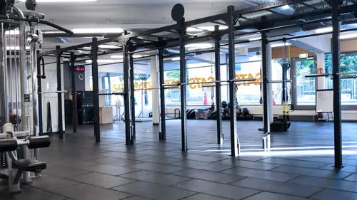 SATS SALTSJÖBADEN - Detta är ett av våra mest populära center som har högt tempo och inspirerande tränings-atmosfär året runt.Välbesökt center med unik tränings-atmosfär och populära maskiner.Välkommen till SATS' 12 gym i Göteborg!AskimEriksbergGamlestadenHovåsKompassenLandalaMasthuggetMölnlyckeSisjönTorpavallenTorslandaValhalla&nbsp;SATS Din GymPartnerAlla är välkomna till SATS. Vi motiverar våra medlemmar genom att utgå från deras egen nivå och bidra med positiva utmaningar, både stora och små.&nbsp;Här finner du ett brett utbud av olika träningsformer och en mängd olika grupptränings-pass.Med flexibla medlemskap kan vi erbjuda ett skräddarsytt upplägg som passar just för dig; oavsett om du vill styrketräna, träna kondition, träna med PT, träna hemma med Online Training eller träna i grupp.Vi har något för alla. Flera av våra gym erbjuder även barnpassning.Muskelshoppen – Köp Kosttillskott &amp; Träningskläder i Göteborg &amp; MölndalHär kan du läsa om SATS historia